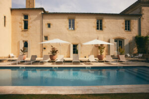 Piscine extérieure chauffée avec vue sur le vignoble du Château Toulouse-Lautrec