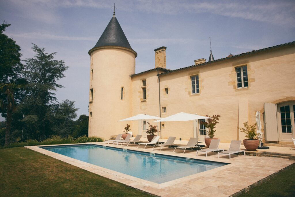 Piscine extérieure chauffée avec vue sur le vignoble du Château Toulouse-Lautrec