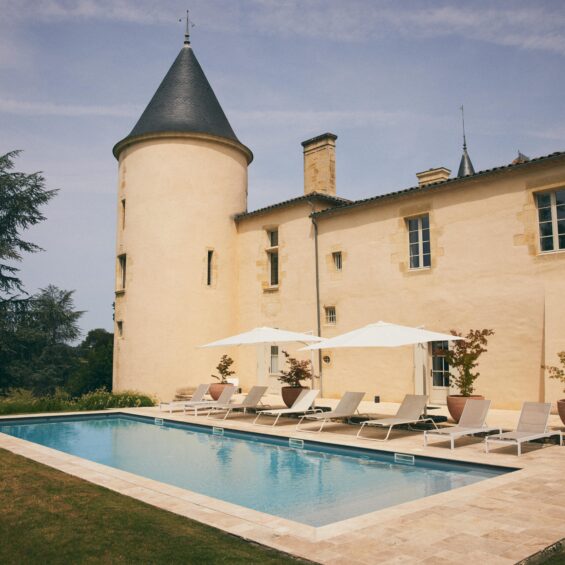 Piscine extérieure chauffée avec vue sur le vignoble du Château Toulouse-Lautrec